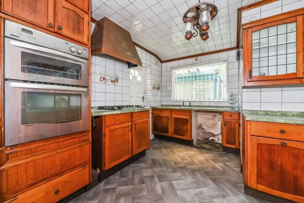 Nottingham, Nottinghamshire, NG8 5GE - Online Auctions
