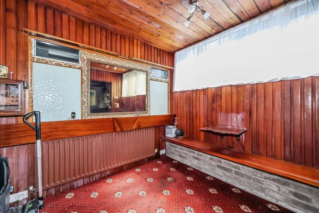Nottingham, Nottinghamshire, NG8 5GE - Online Auctions
