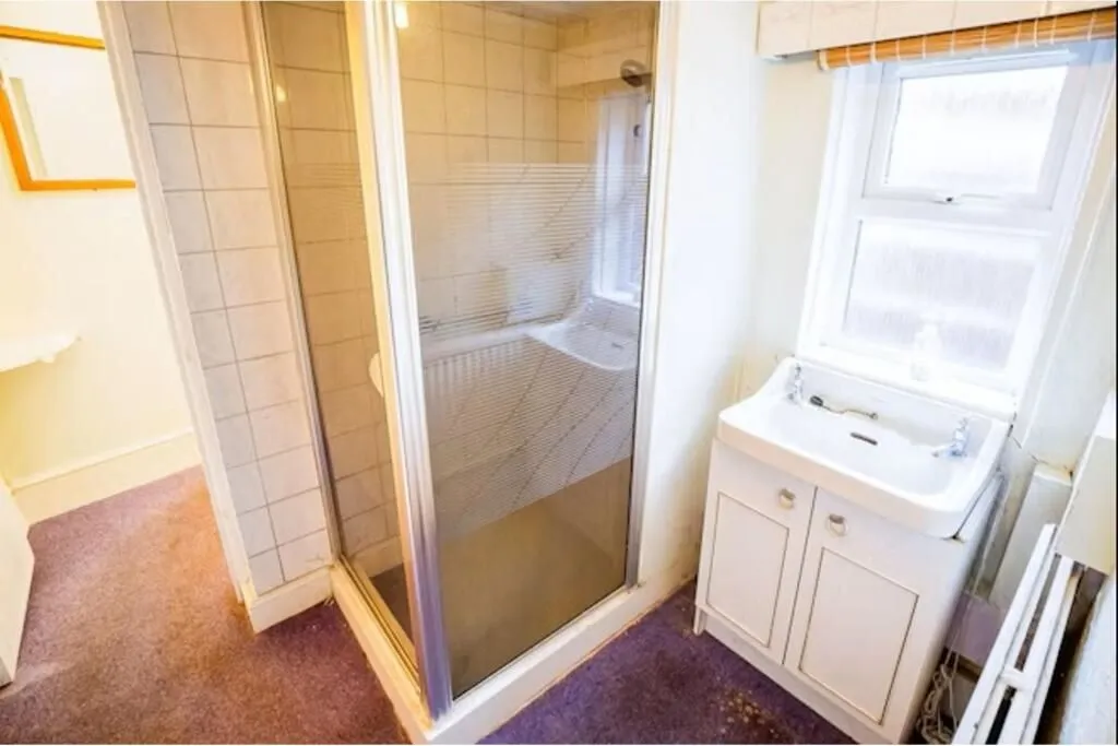 Wrexham, Clwyd, LL13 8EB - Online Auctions