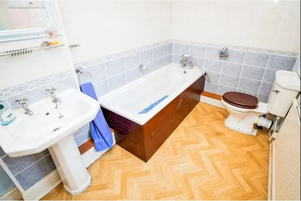 Wrexham, Clwyd, LL13 8EB - Online Auctions