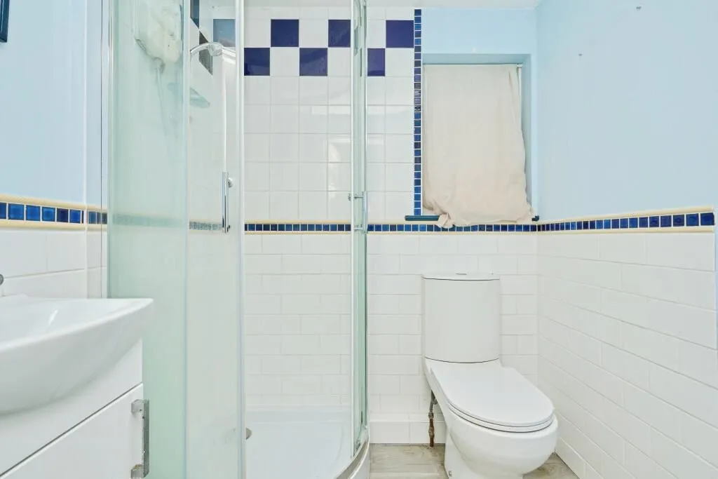 Wootton Bridge, Ryde, Isle Of Wight, PO33 4LS - Online Auctions