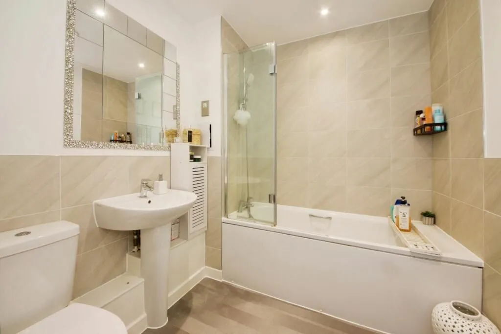 Laidlaw House, 15 Medawar Drive, London, NW7 1SS - Online Auctions