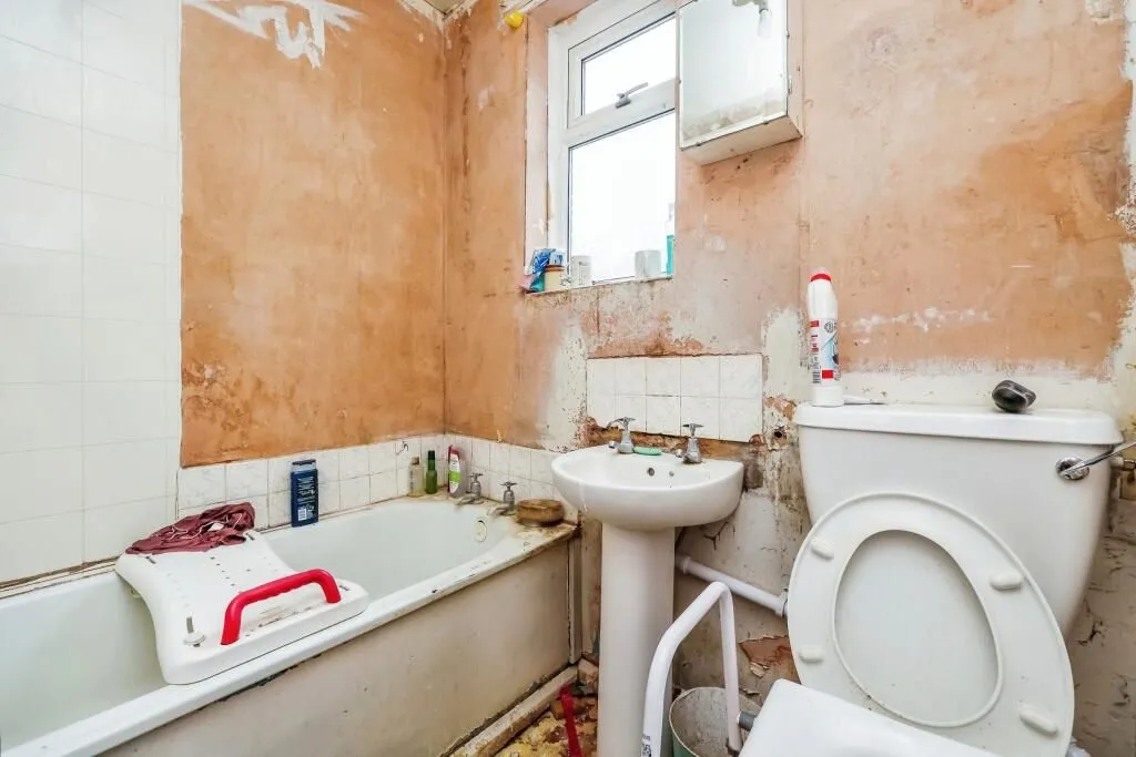 Nottingham, Nottinghamshire, NG6 8LQ - Online Auctions