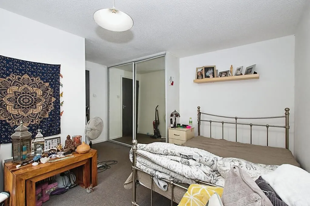 London, SE28 0EQ - Online Auctions