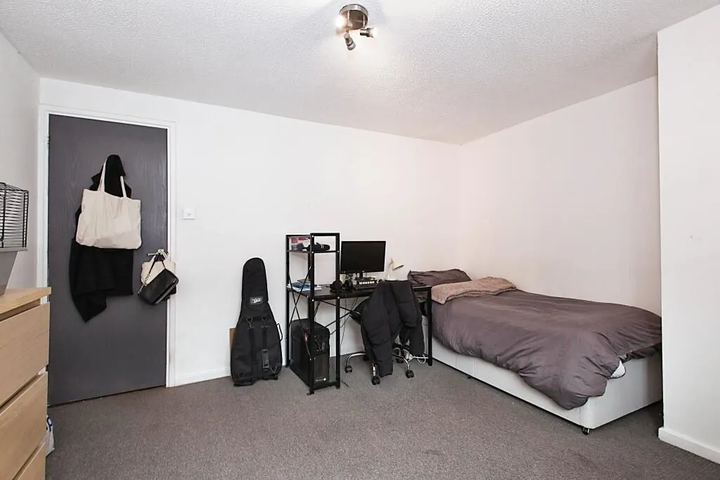 London, SE28 0EQ - Online Auctions
