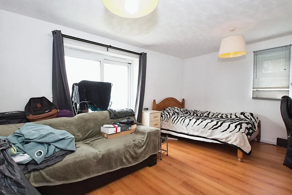 London, SE28 0EQ - Online Auctions