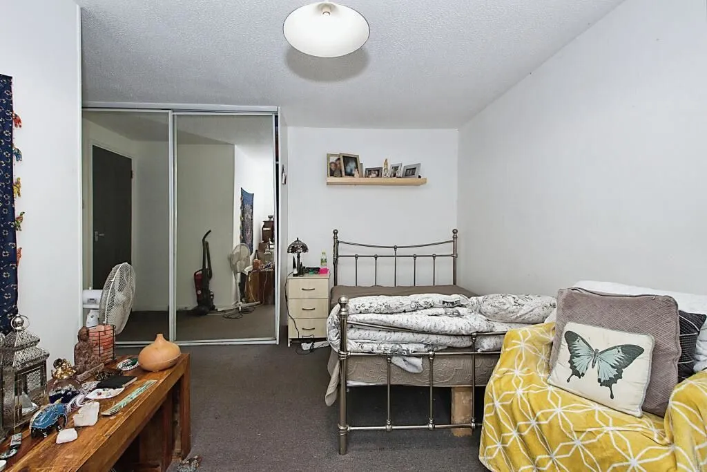 London, SE28 0EQ - Online Auctions