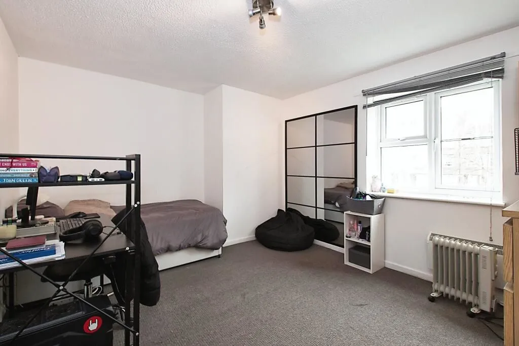 London, SE28 0EQ - Online Auctions