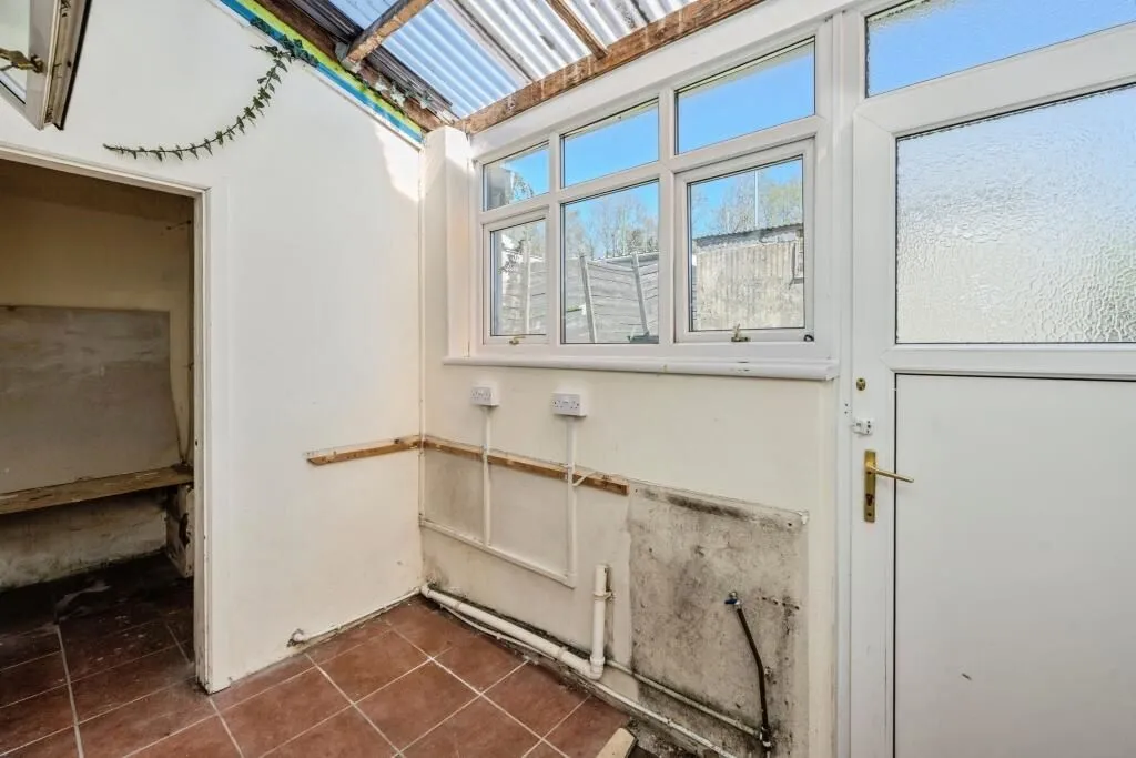 Llanelli, Dyfed, SA15 1DE - Online Auctions