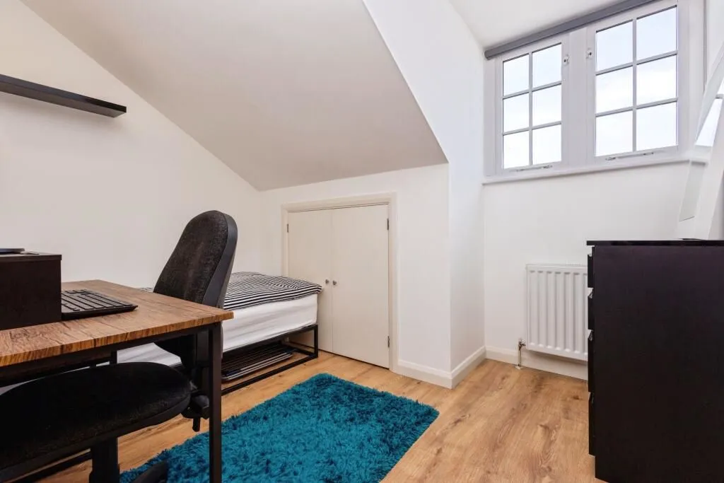 Newark Lane, Ripley, Woking, Surrey, GU23 6BS - Online Auctions