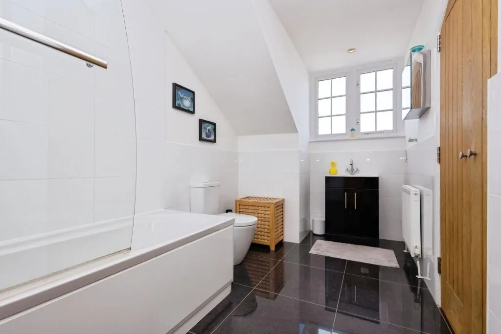 Newark Lane, Ripley, Woking, Surrey, GU23 6BS - Online Auctions