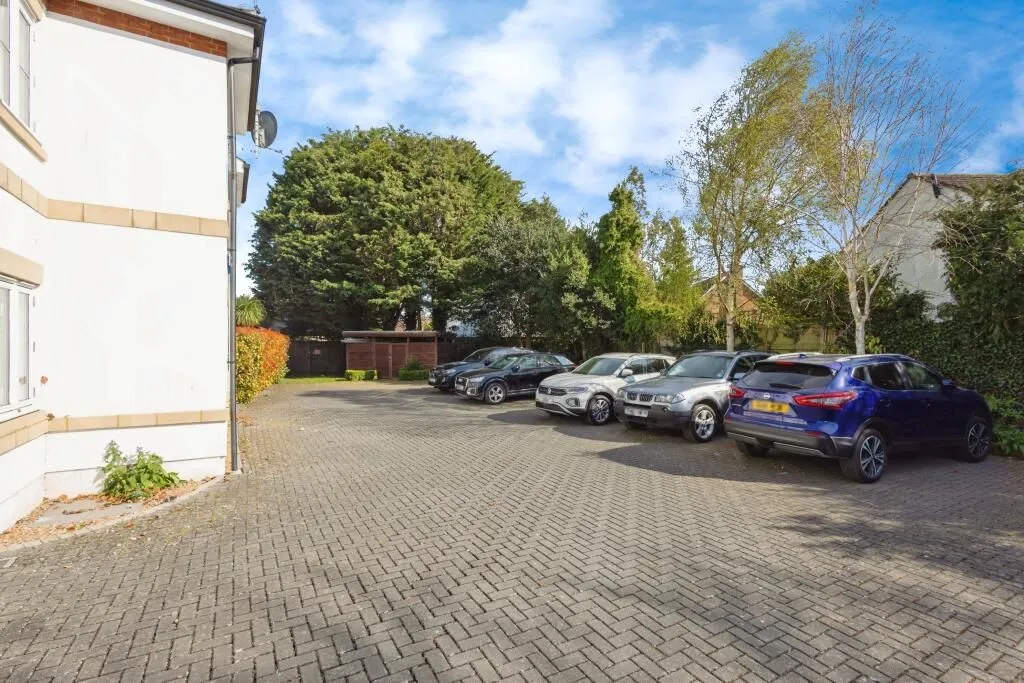 Newark Lane, Ripley, Woking, Surrey, GU23 6BS - Online Auctions