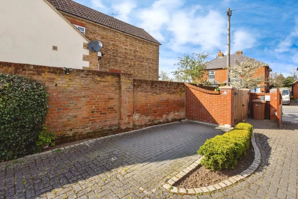 Newark Lane, Ripley, Woking, Surrey, GU23 6BS - Online Auctions