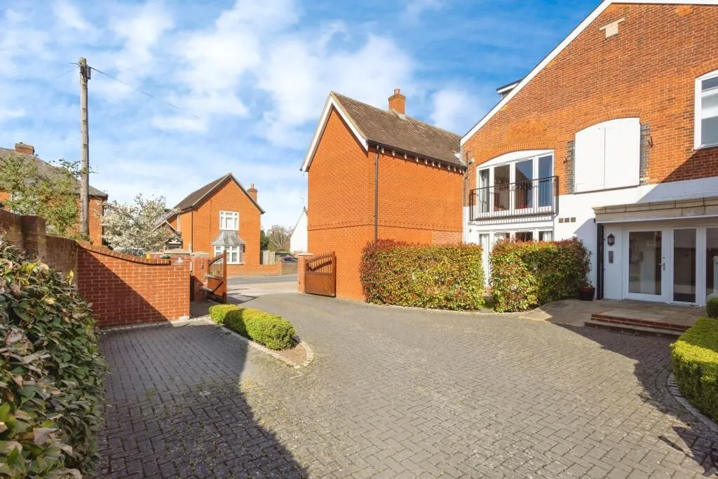Newark Lane, Ripley, Woking, Surrey, GU23 6BS - Online Auctions