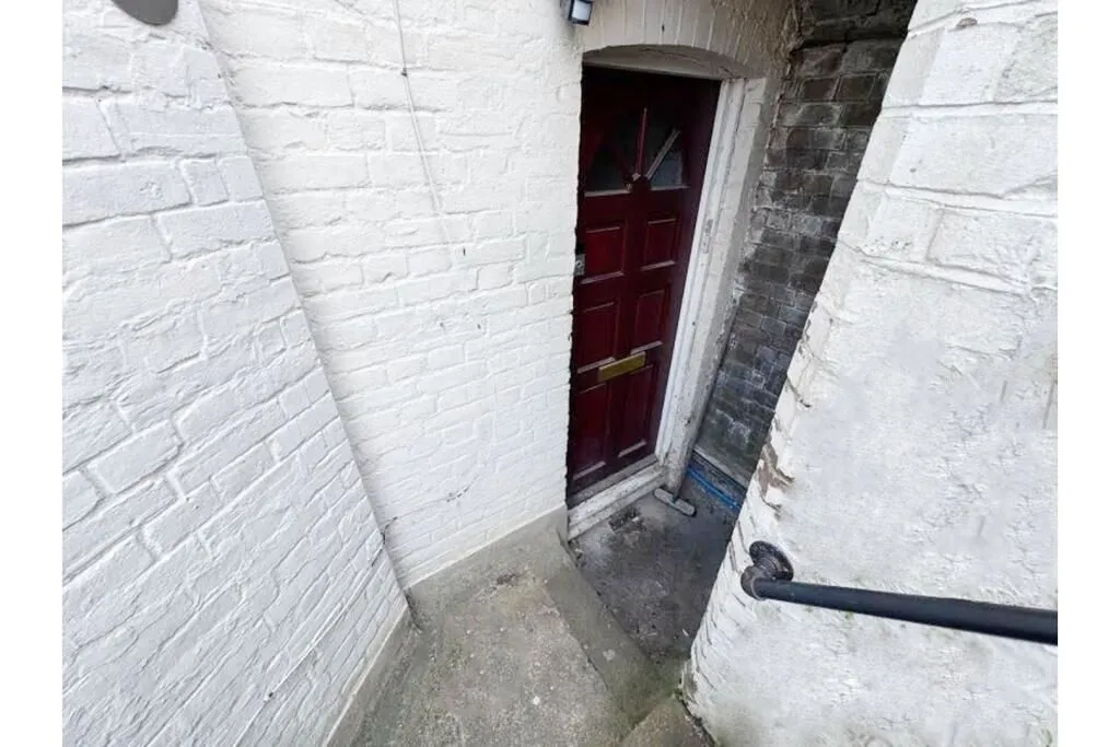 Strood, Rochester, Kent, ME2 4DF - Online Auctions