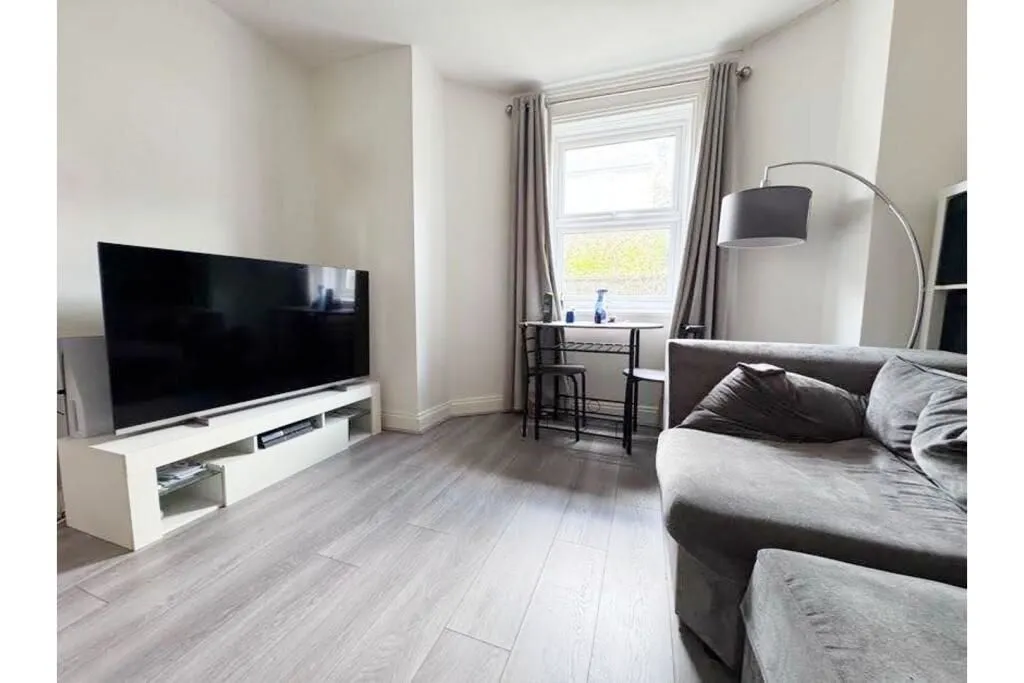 Strood, Rochester, Kent, ME2 4DF - Online Auctions