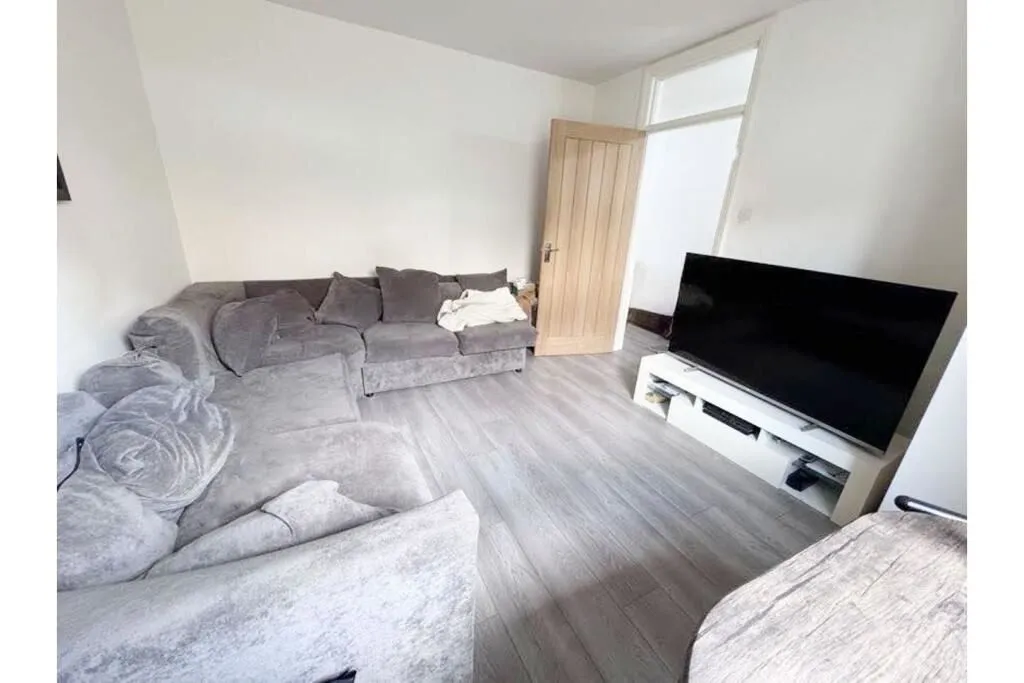 Strood, Rochester, Kent, ME2 4DF - Online Auctions