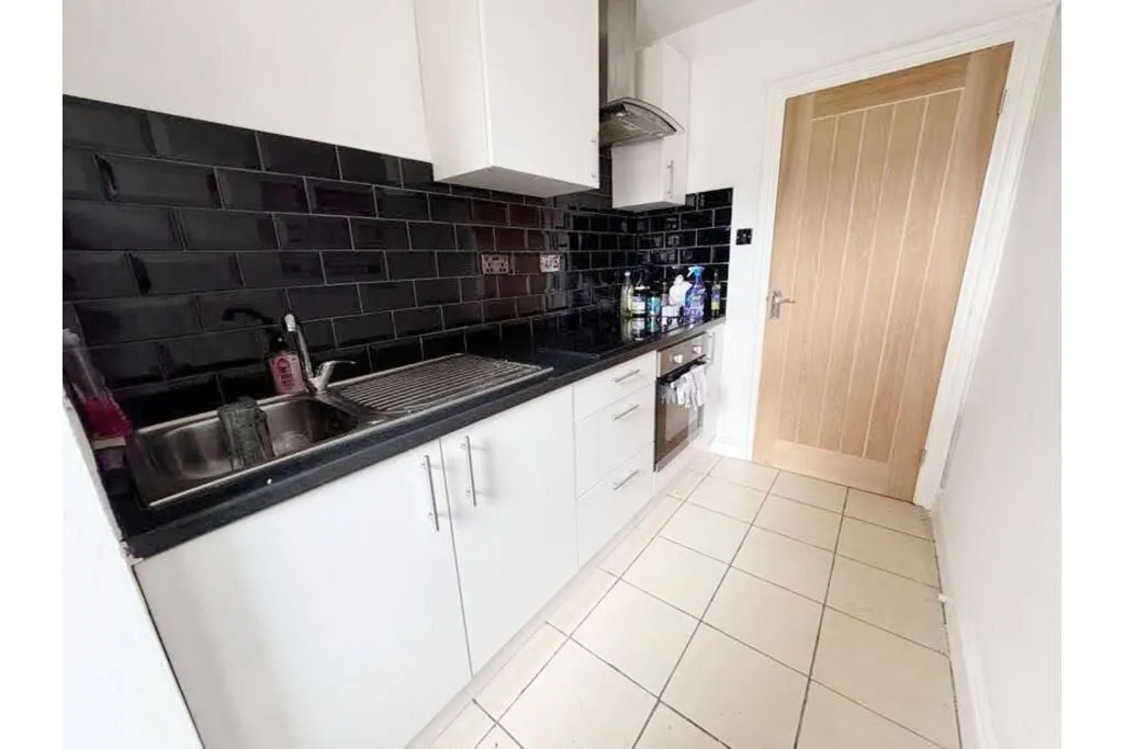 Strood, Rochester, Kent, ME2 4DF - Online Auctions