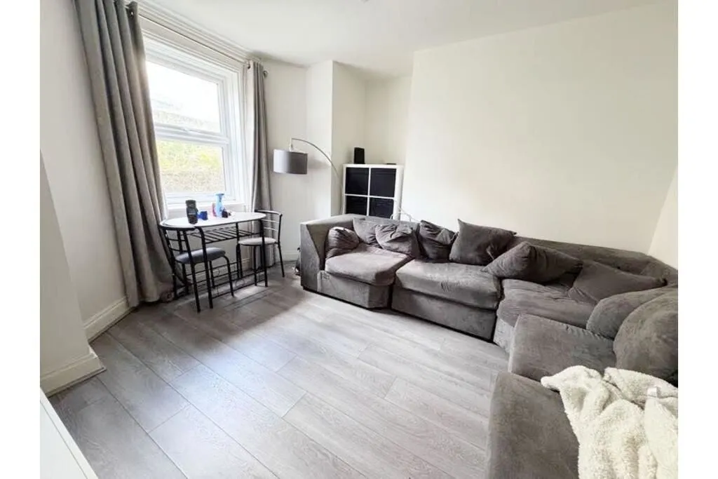 Strood, Rochester, Kent, ME2 4DF - Online Auctions