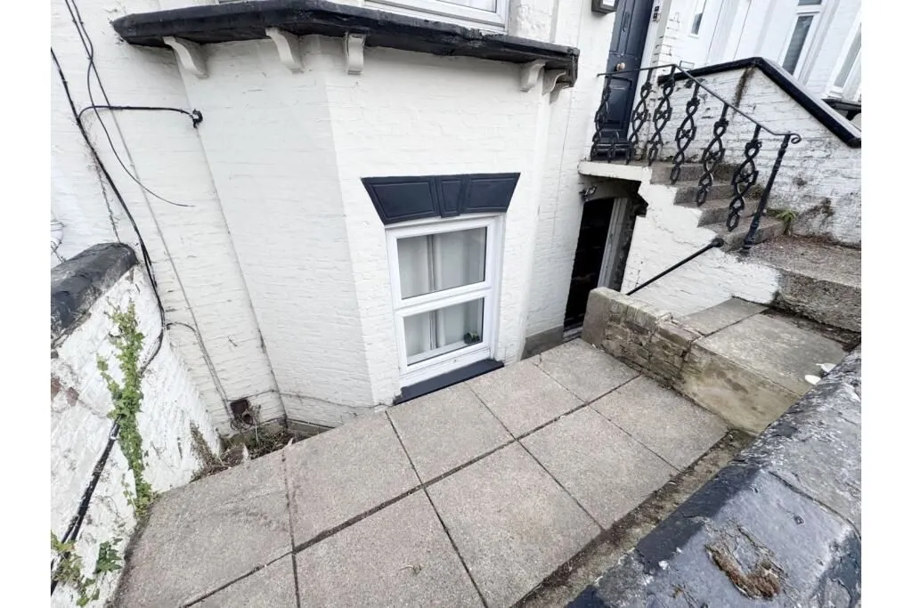 Strood, Rochester, Kent, ME2 4DF - Online Auctions