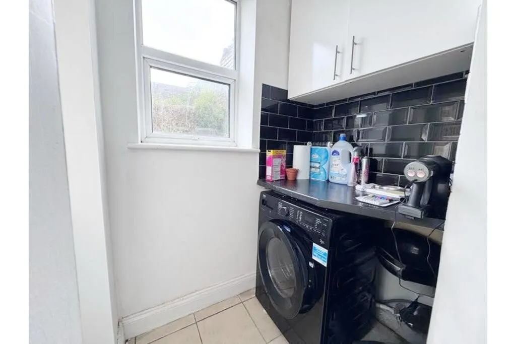 Strood, Rochester, Kent, ME2 4DF - Online Auctions