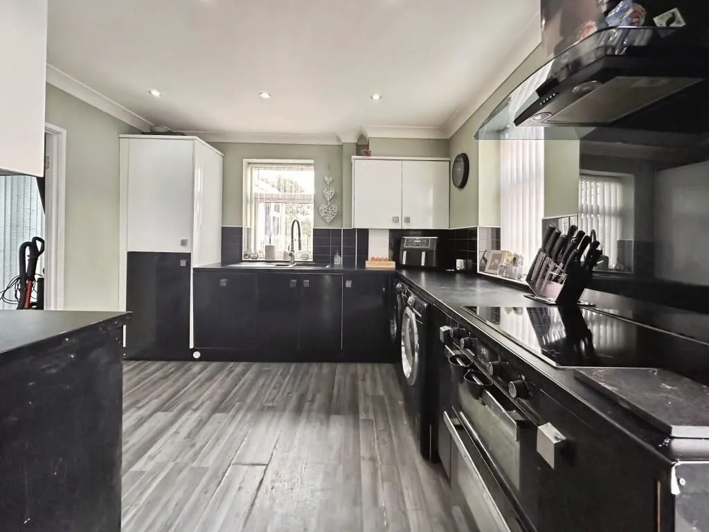 Morley, Leeds, West Yorkshire, LS27 8SP - Online Properties