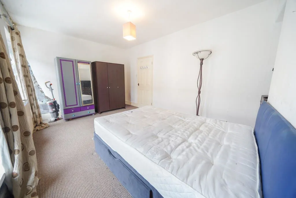 Neath, West Glamorgan, SA11 1NF - Online Properties