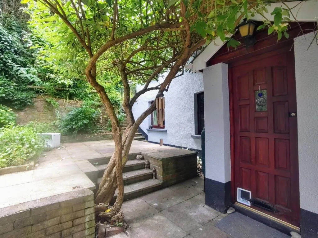 High Street, Crediton, Devon, EX17 3AE - Online Properties