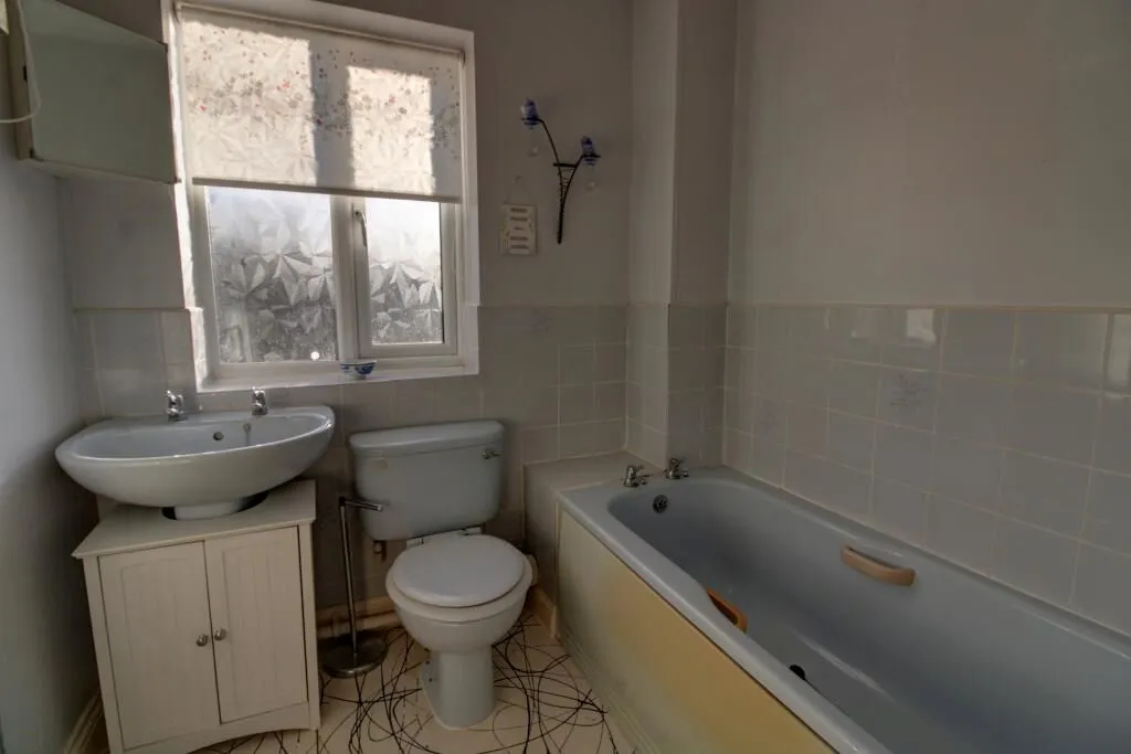 Bath Road, Woolhampton, Reading, Berkshire, RG7 5RD - Online Properties