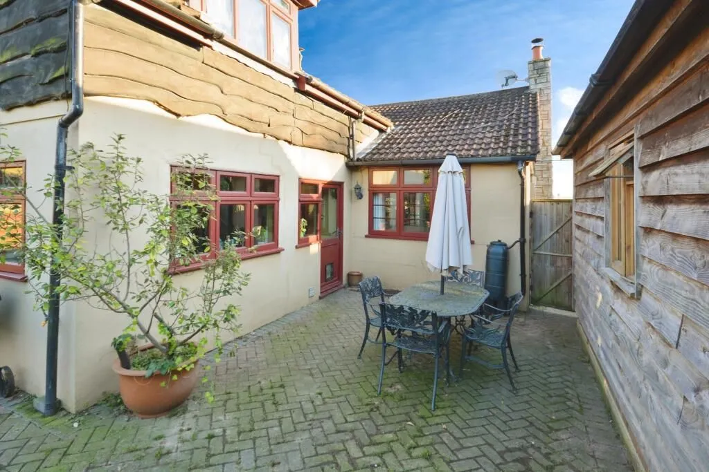 Ware, Hertfordshire, SG12 0EG - Online Properties