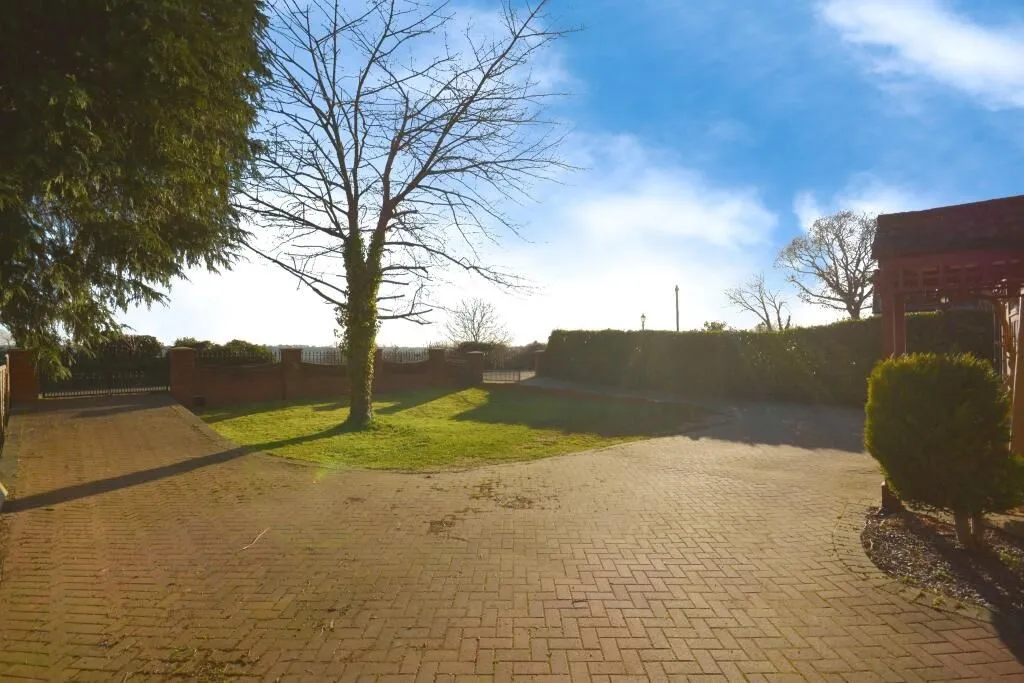 Ware, Hertfordshire, SG12 0EG - Online Properties