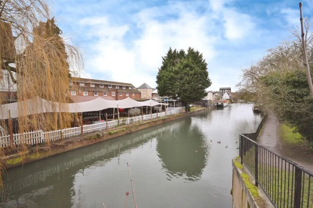 Ware, Hertfordshire, SG12 0EG - Online Properties