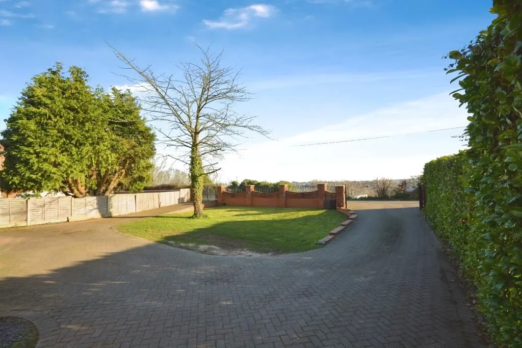 Ware, Hertfordshire, SG12 0EG - Online Properties