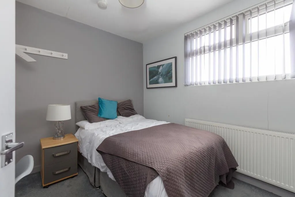 Oldham, Lancashire, OL4 1ND - Online Properties