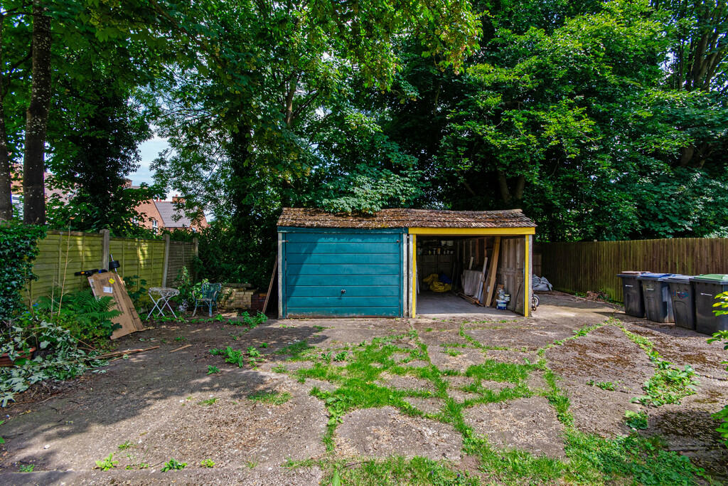 4 bed Semi-Detached