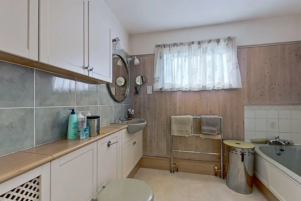 4 bed Detached Bungalow