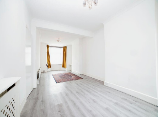 3 bed End of Terrace