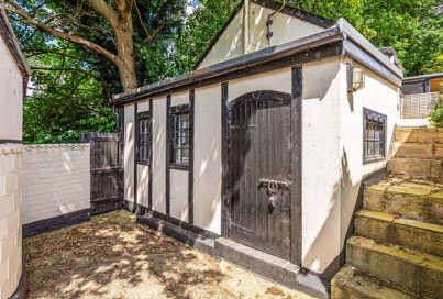 5 bed Detached