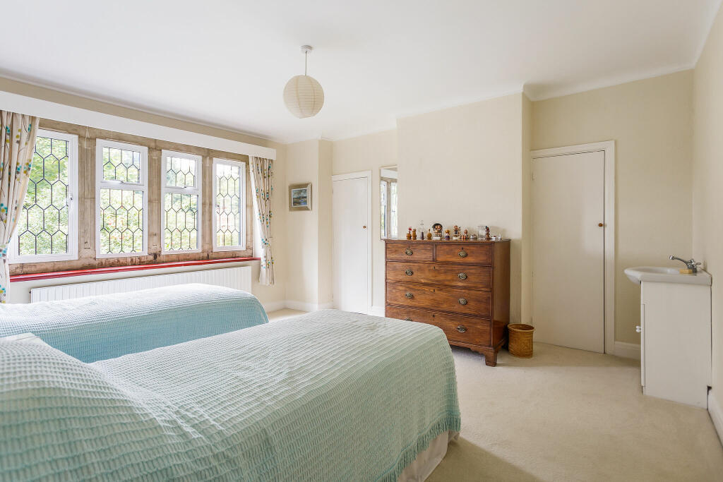 5 bed Detached