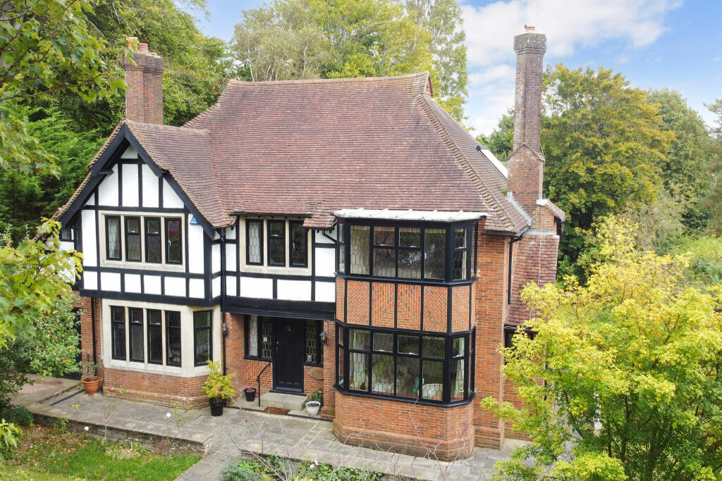 5 bed Detached