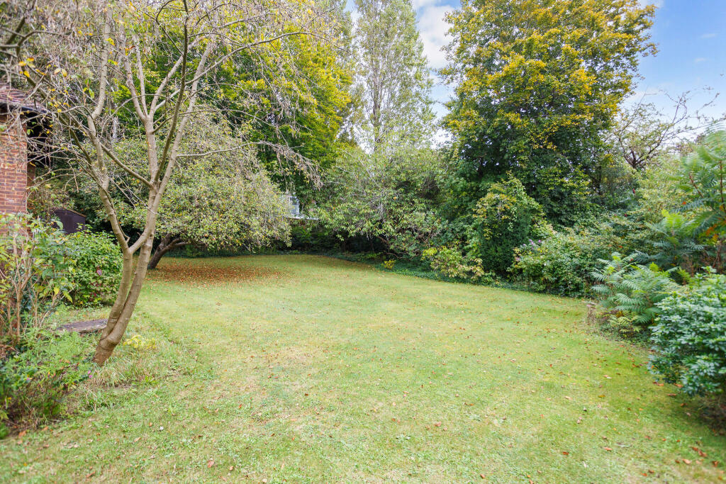 5 bed Detached