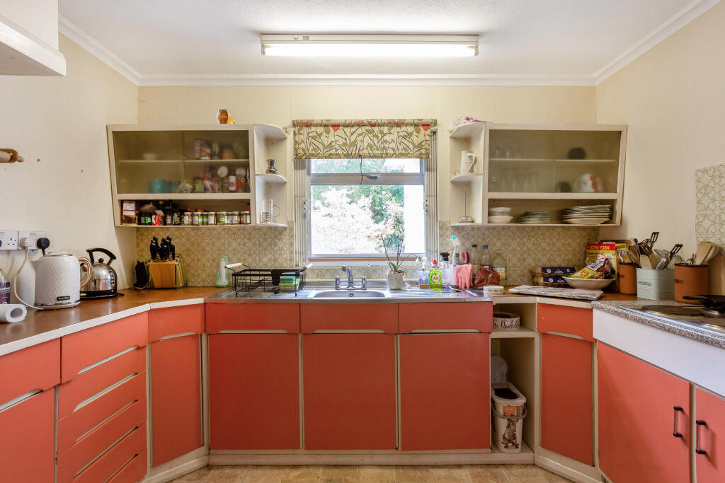 5 bed Detached