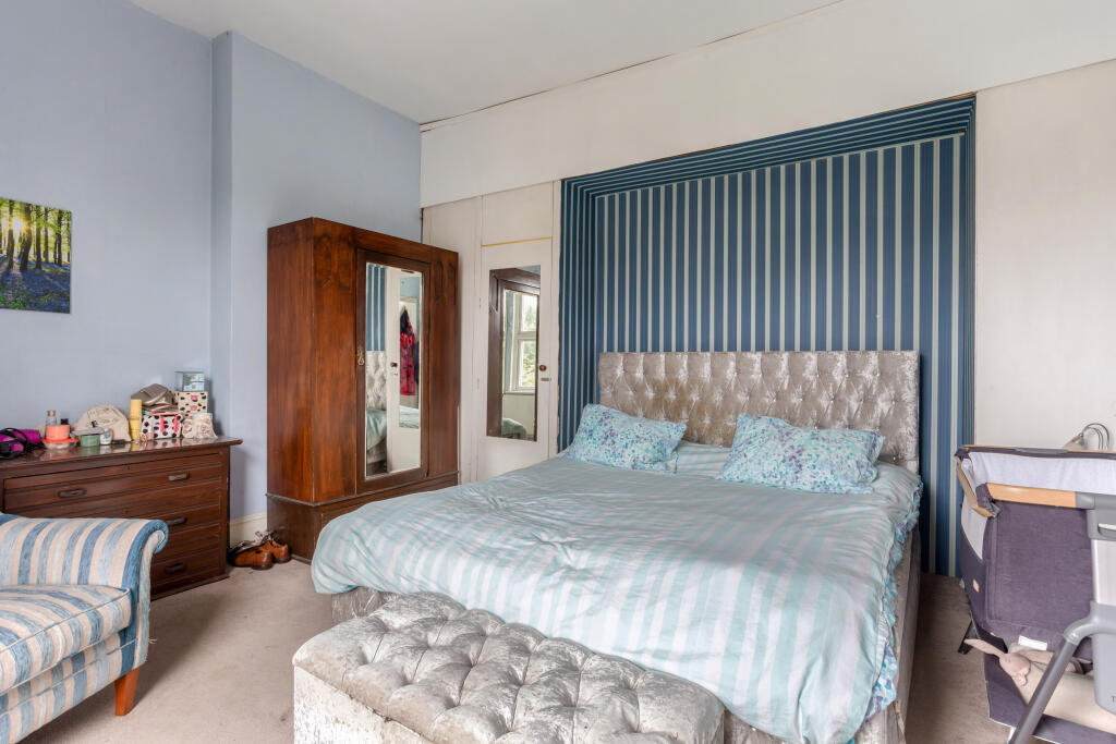 5 bed Detached