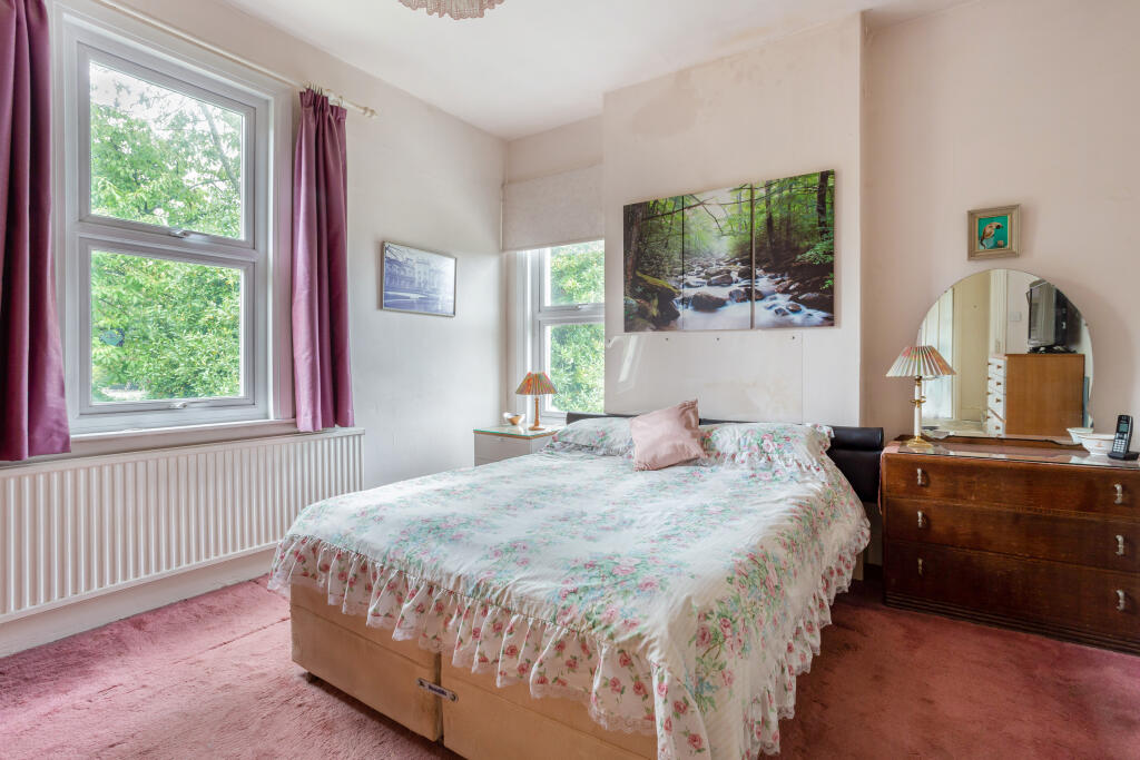 5 bed Detached