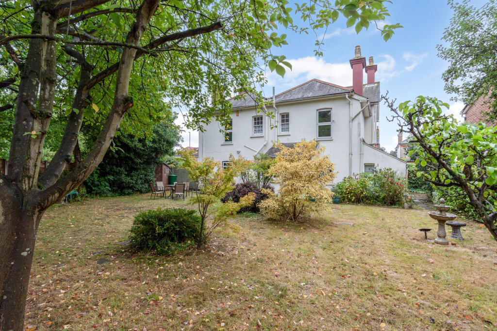 5 bed Detached