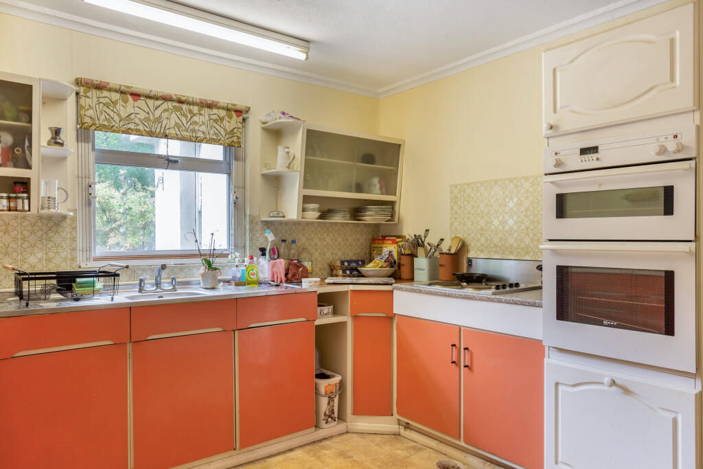 5 bed Detached