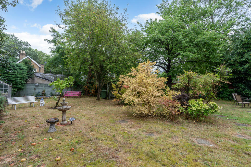 5 bed Detached