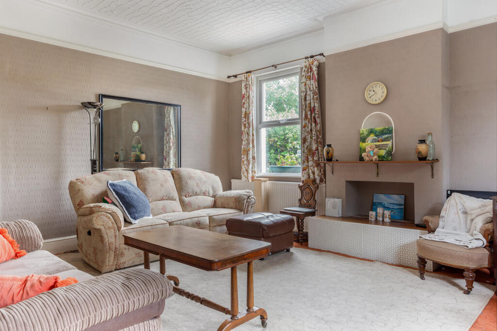 5 bed Detached