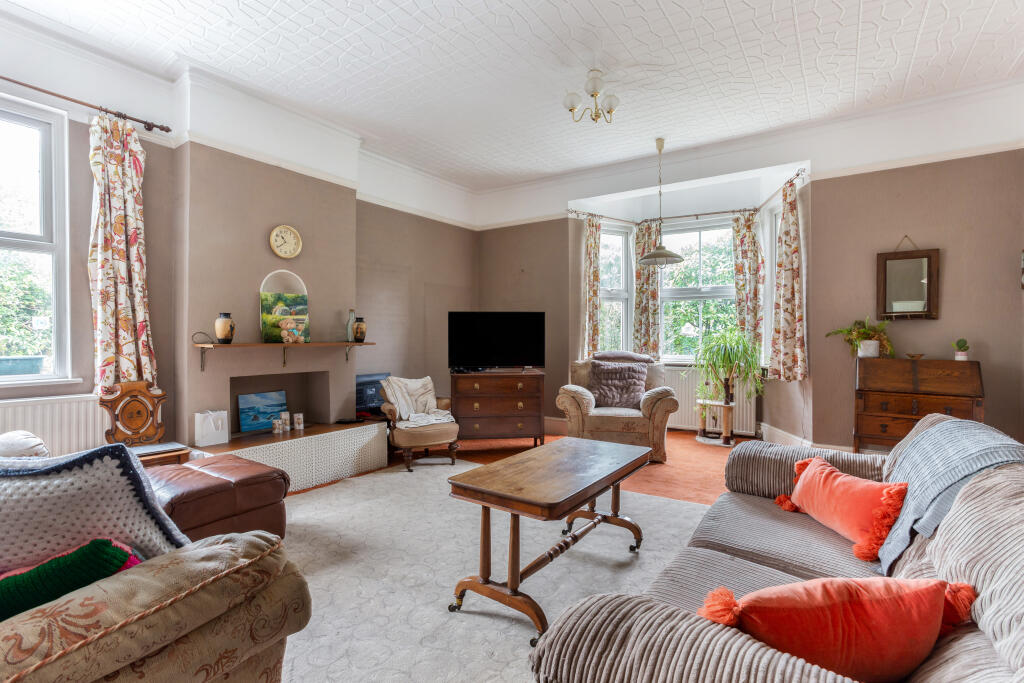 5 bed Detached