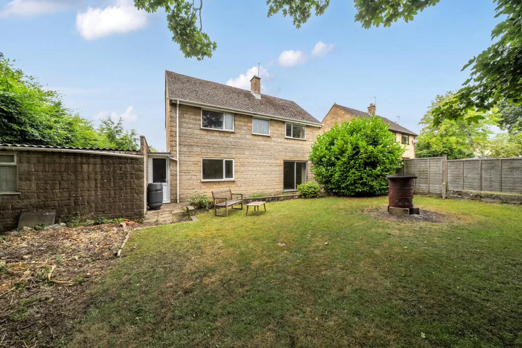 4 bed Link Detached House